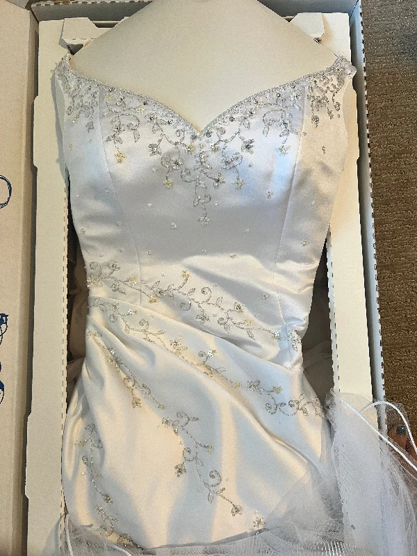 Pronovias Regina Club unclassified dresses